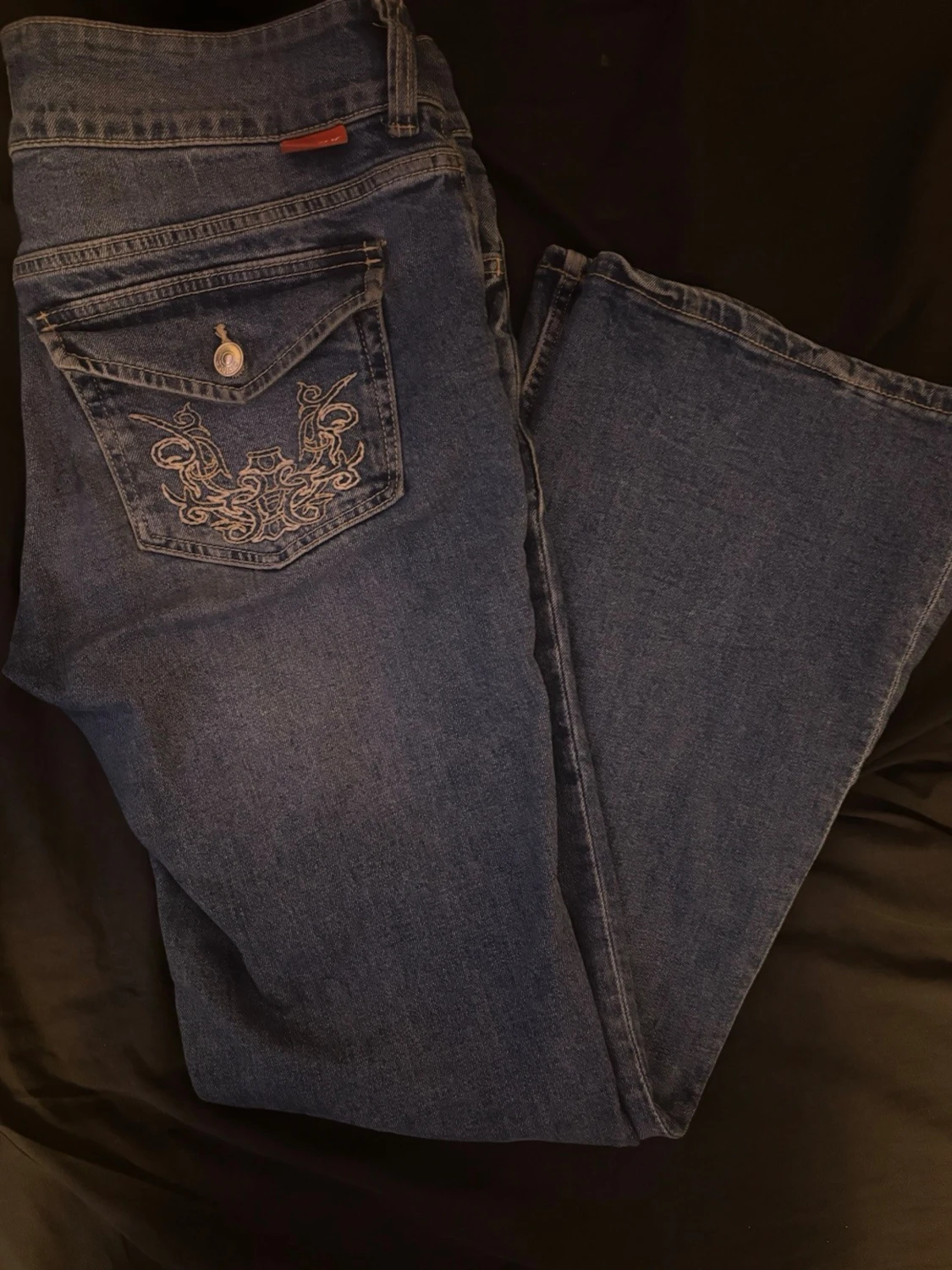 Mörkblå jeans med broderad ficka