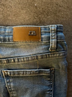 Ljusblå jeans från Denim Stories - Säljer ett par ljusblå jeans från Denim Stories i storlek 36 mid/hög midja