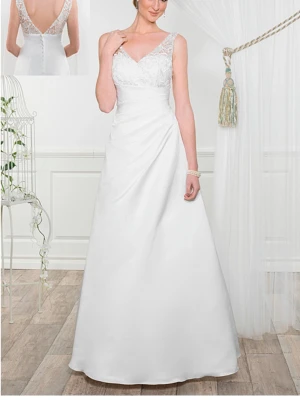 Brudklänning NIXA helt ny - Elegant vit långklänning med v-ringad spetsöverdel och breda axelband. Klänningen har en slät, lätt draperad kjol och öppen rygg med spets. Perfekt för speciella tillfällen och har en klassisk, tidlös design.