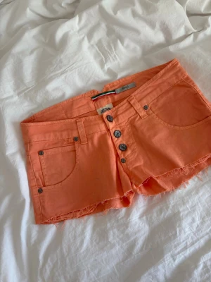 Orangea shorts  - Orangea jeansshorts med detaljer💕Se midjemått på bilderna!🌷🌷