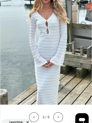 Student klänning, midsommarklänning - Super fin klänning till studenten eller midsommar. Den är från nelly i storlek 38. Aldrig använd endast testad inomhus.