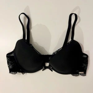 Ella m bh - Superfin bh från Ella M som tyvärr är för stor för mig. Silverdetaljer och pushup. Storlek 75A