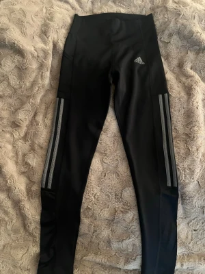 Svarta träningsbyxor från Adidas - Säljer ett par svarta träningsbyxor från Adidas i storleken S. Har aldrig användts ❤️ 