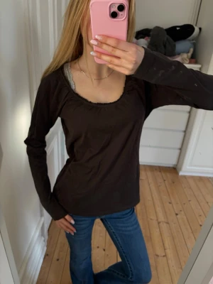 Brun långärmad topp - Brun långärmad topp från Tom Tailor i fint skick. Storlek L, jag brukar ha xs för referens💕