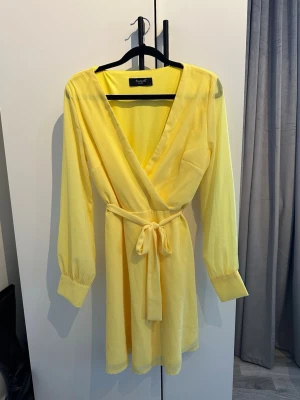 Gul omlottklänning  - Fin gul omlottklänning, helt ny 💛
