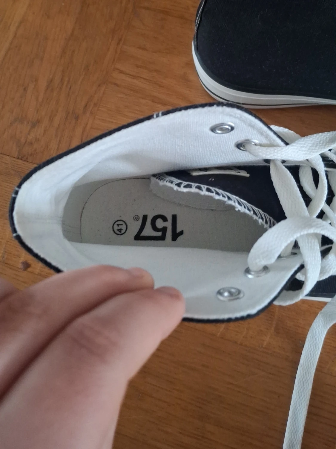 Svarta canvas sneakers med vita detaljer - 1