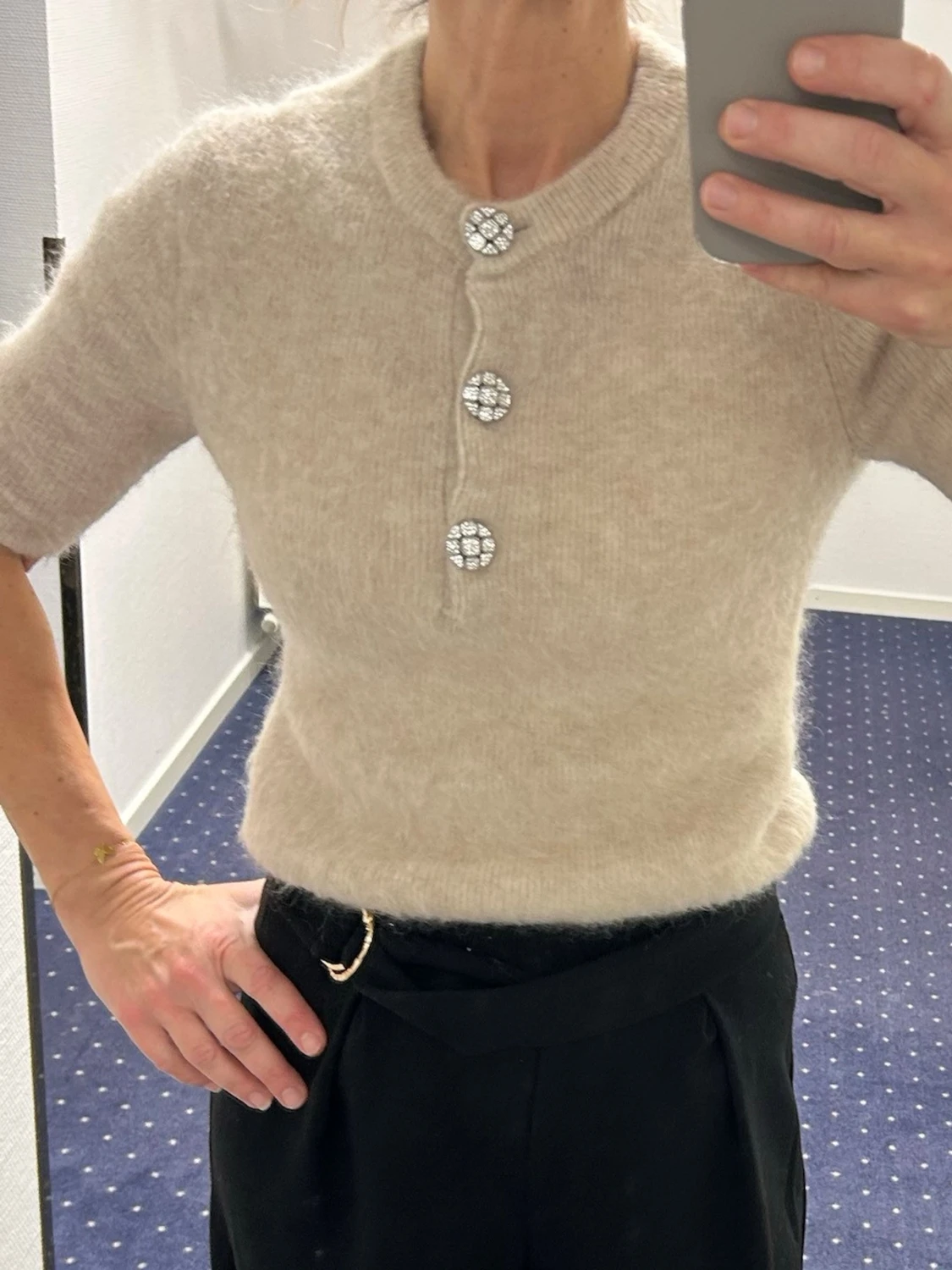 Ny Beige stickad topp tröja  med smyckesknappar hm Stl s - 1