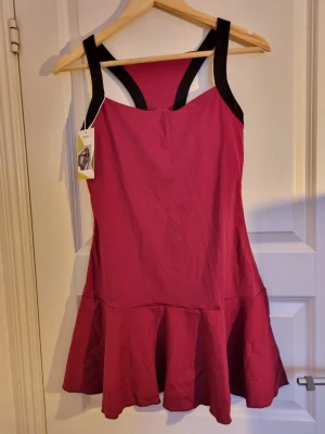 Träningsklänning, träningskläder  - Säljer denna helt oanvända träningsklänning från Halara i strl S. Klänningen består av en inbyggd bh och separata matchande shorts. Shortsen ingår i priset!