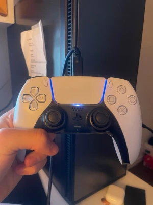 Ps5 kontroll stickdrift - reservdel - Säljer en ps5 kontroll med stickdrift för er som köper trasigt för delar eller vad det är ni kan behöva vid eventuella frågor kontakta mig gärna tack!