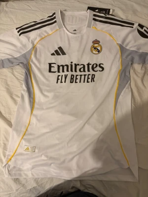 Real Madrid M - Real Madrid hemma tröja skriv i chatten för mer info helt ny och oanvänd med prislapp.
