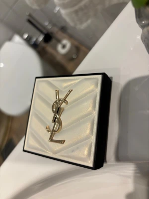 YSL highlighter - som ny - Knappt använd. Nypris 700kr