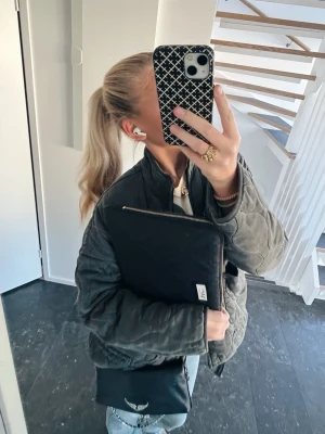 Grå/grön Zara quiltad jacka - Säljer en grå/gröna populära jacka ifrån Zara som inte säljs längre! Skicka dm för fler bilder!💕