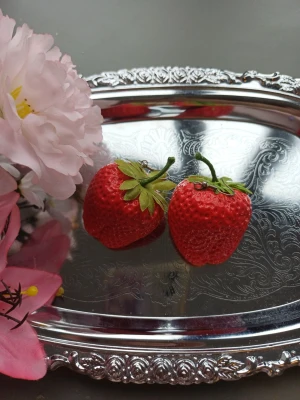 Jordgubbar örhängen - Örhängen med stora jordgubbar Handgjorda One of a kind Perfekt till dig som gillar roliga udda smycken. Dessa är lätta för öronen trots det storlek Handgjorda därav pris Jag har två par