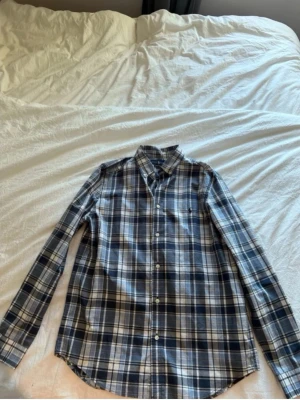 Rutig skjorta från Polo Ralph Lauren - Ralph lauren skjorta i riktigt fint skick. Storlek XL (barnstorlek så sitter som en S). Hör av er för mer bilder o frågor.