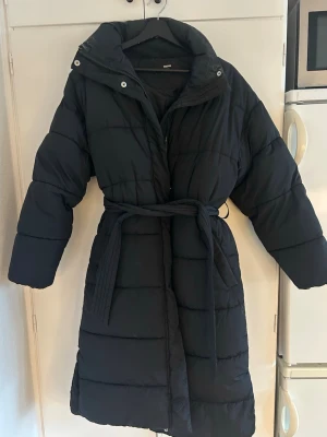 Svart lång dunjacka - Snygg svart lång dunjacka från Bikbok. 