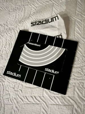 Stadium presentkort (750kr) - Säljer ett presentkort från Stadium. Perfekt för dig som vill handla sport- eller fritidsprylar eller vill ge som gåva nu i alla hjärtans dag. Fraktar inom 24h från att köpet görs!