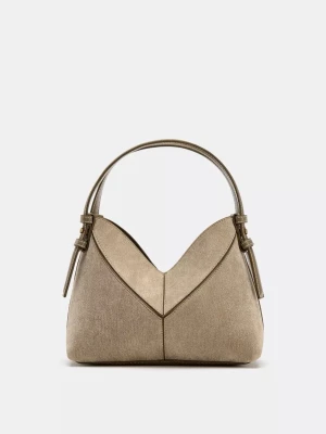 Mini shoppingväska med sömmar - Handväska från Zara i beige mocka-look med mjuk, trekantig form och justerbara remmar i matchande färg. Väskan har ett kort handtag och en lång axelrem för olika bärstilar. Snygga sömdetaljer❣️ Aldrig använd endast testad, pris kan diskuteras! (Inte under 300kr då nypris är 379)