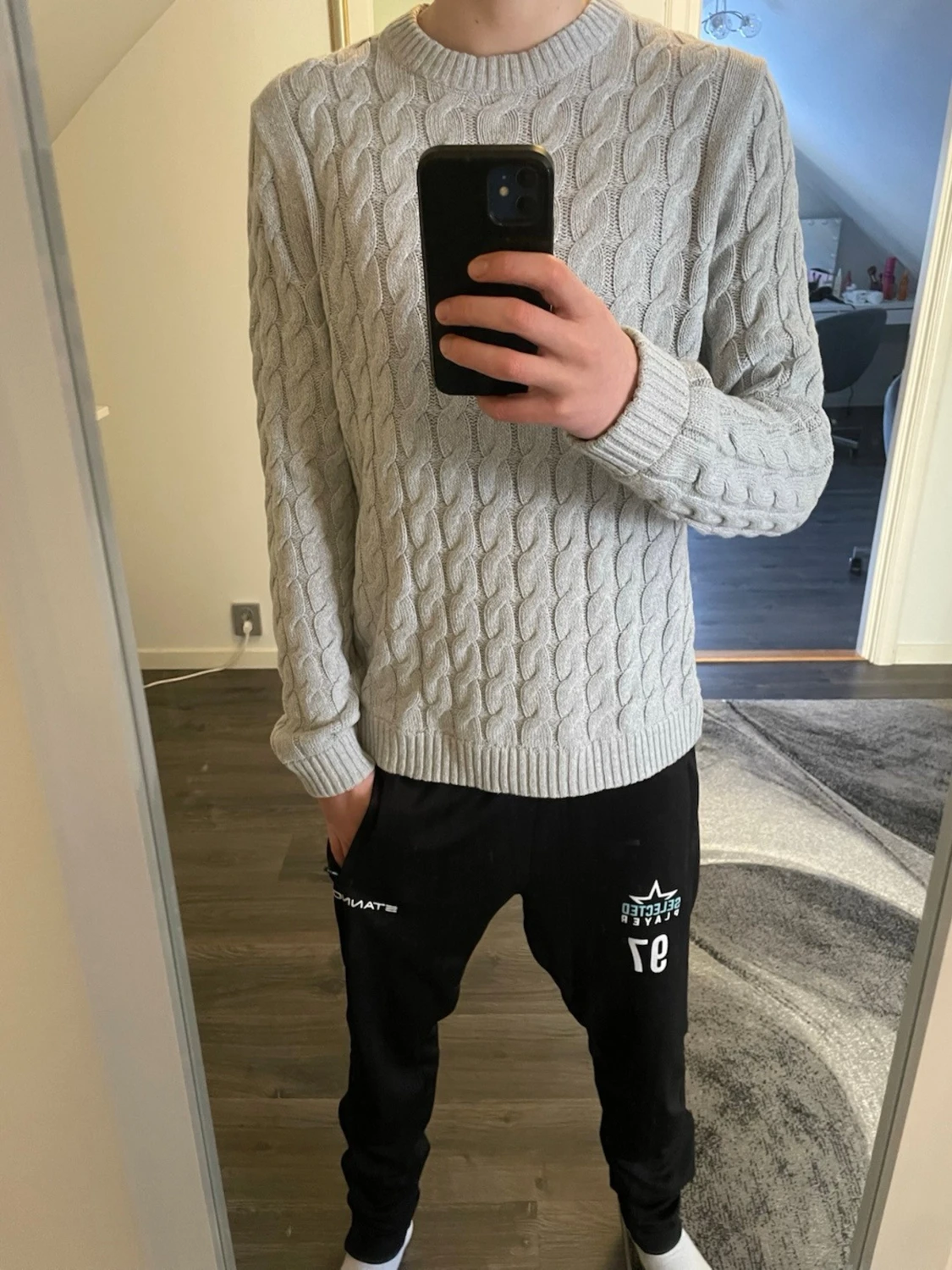 Ljusgrå kabelstickad tröja