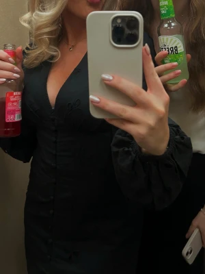 Adoore klänning  - adoore liknande klänning från bikbok! ord pris 699kr använd endast en gång, går ej att få tag på längre🫶🏼