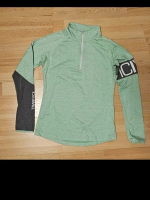 Träningskläder - Fint set träningskläder från ICIW. Legat på en hylla orört i garderoben i flera år. Storlek M.