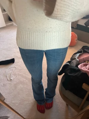 Blå bootcut jeans - Säljer ett par mörkblåa jeans från Zara! Kontakta om frågor!
