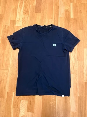 Mörkblå t-shirt från Les Deux - Säljer en Les Deux Copenhague T-shirt! Den kommer i mörkblå, är i storlek L och i väldigt bra skick! 100kr, skriv vid funderingar:)!