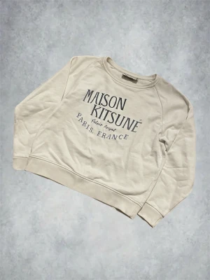 Maison Kitsuné tröja  - Maison Kitsuné | skick: 8,5/10 | storlek s men krympt till xxs | färg vit | skriv vid frågor | MD_closet 