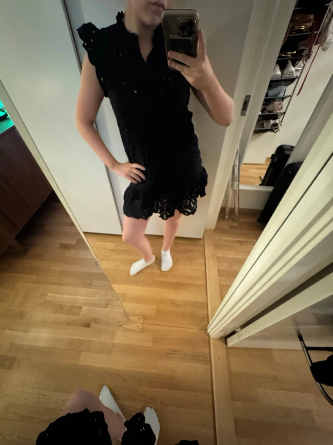 Svart spetsklänning med volang