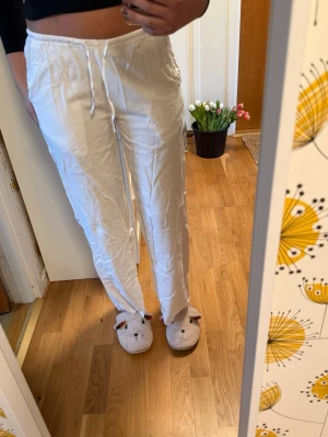 Vita linnebyxor  - Sköna och snygga vita lillebyxor, inte genomskinliga. Används 1 gång då de är för korta tyvärr. Väldigt skrynkliga men blir snygga om man stryker dem!