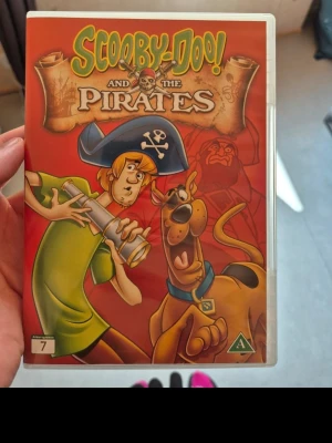 Scooby-Doo and the Pirates DVD - DVD-film med Scooby-Doo och piraterna. Perfekt för dig som gillar tecknade äventyr och klassiska Scooby-Doo-mysterier.