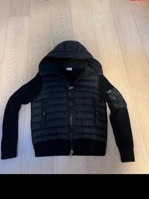 Moncler Jacka  - En svart Moncler jacka som är storlek M, den är knappt använd och den är ganska varm. Jackan här äkta och köpt direkt från butik, om ni behöver mer info de är bara kontakta mig genom DM.