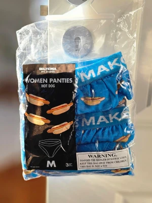 BILTEMAKÖRV-trosor - Säljer ett 3-pack blå BILTEMAKÖRV. Trosorna har bred resår med text och är tillverkade i 95% bomull och 5% elastan för skön stretch.       Aldrig använda (fick som ett internskämt)  Väldigt mjuka och verkar sköna.  Strl M