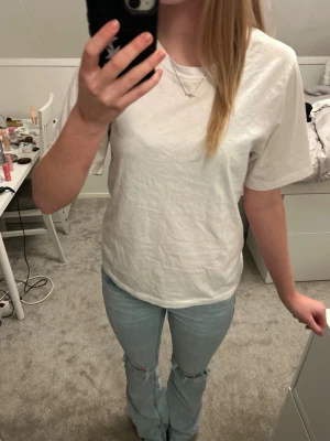 Vit t-shirt - Vanlig vit T-shirt💕 Tveka inte att skriva om du är intresserad eller vill ha fler bilder. Pris kan diskuteras❤️