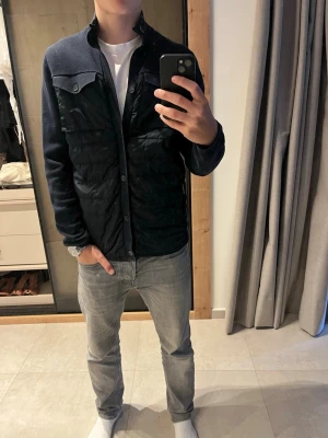 Mörkblå jacka från Massimo Dutti - Hej! Nu säljer jag en stilren jacka från Massimo Dutti. Sizen är som S men är igentligen M.                                                                            📐= S                                                                      🔖= Massimo Dutti                                                     