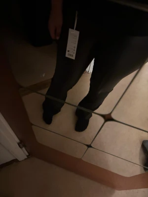 Svarta Low Waist skinbyxor från bubbelroom  - Snygga svarta manchesterbyxor från bubbelroom med bootcut ben och klassisk passform. Byxorna har hällor för skärp och stängs med dragkedja och knapp. Perfekta för dig som vill ha en stilren look med lite retrovibe. Har aldrig använts