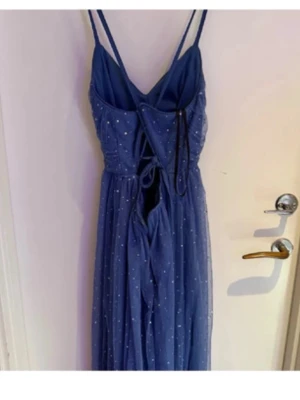 Fin balklänning - Endas använd en gång då på balen. Storlek s men man kan dra tajt/löst med snörena i ryggen. 