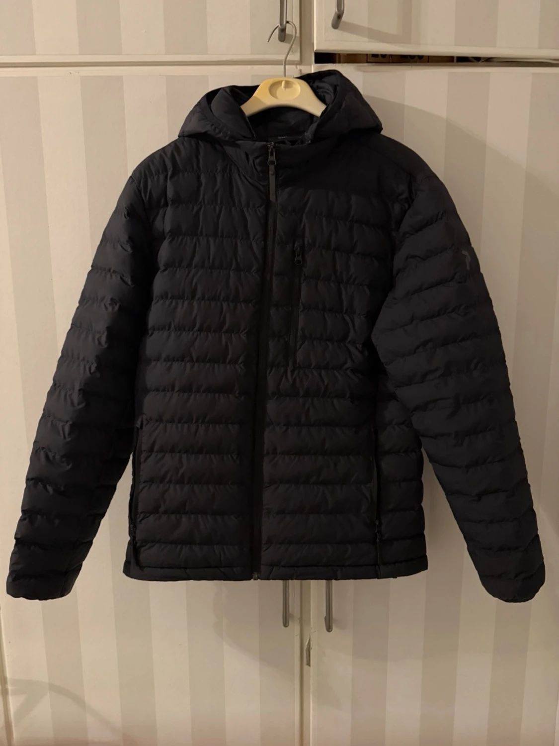 Svart dunjacka Peak Performance