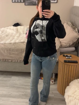 Tupac tröja - Jag säljer min svarta Tupac tröja. Den är i väldigt bra skick. Den är i storleken XS