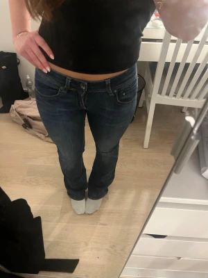 G-star raw jeans - Super fina g star jeans. Lite slitning vid ena hälen (se sista bilden)  Jag är 158 lång för referens. Midjemått är ca 38 cm tvärs över. 