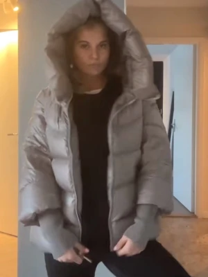 Puffjacka med stor luva  - Så snygg & populär jacka, samma som på första bilden fast i en marinblå färg !! Inga defekter 