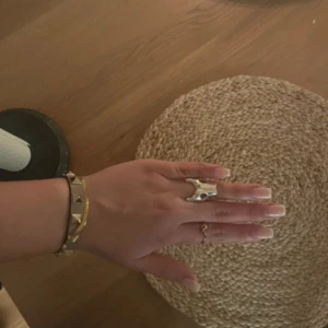 valentino armband - valentino armband, jättebra skick !! guld/beige/rosa