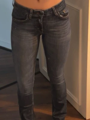 Mörkblå slim fit jeans - Säljer ett par mörkblå slim fit jeans med kontrastsömmar. Jeansen har en smal passform och är tillverkade i stretchigt denimtyg. Dem ska egentligen vara lite raka men då dem är försmå på mig så sitter dem väldigt tight, dem e större vid vaden vilket märks tydligare på nån som har den storleken
