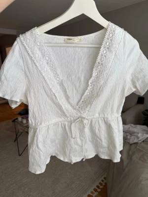 Topp  - Använd några få gånger, fint skick men kommer inte till användning längre. Inga defekter eller dylikt. Knyte vid midjan