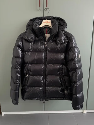 Moncler Maya - Hej!  Jag säljer nu min fina Moncler jacka (storlek 3) då den inte kommer till användning längre. Den är i fint skick, sparsamt använd och självklart äkta. Jag köpte den på NK i Stockholm. Kvitto finns.  Bara att höra av dig om du har någon fråga eller vill ha fler bilder!  Mvh Hannes