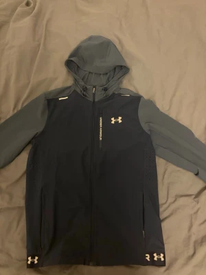 Mörkblå vindjacka från Under Armour - Mörkblå vindjacka i storlek S mycket bra skick använd fåtal gånger