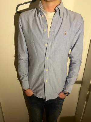 Ljusblå skjorta från Ralph Lauren - Snygg ljusblå skjorta från Ralph Lauren. I fint skick!