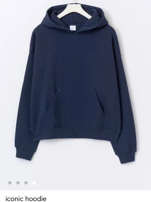 Mörkblå hoodie från Gina Tricot  - En enkel och stilren mörkblå hoodie från Gina Tricot , basically basics-kollektionen. 💕💕