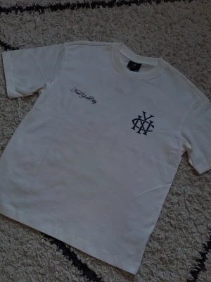 Vit New York City t-shirt Storlek: S - Snygg vit t-shirt från H&M med tryck på bröstet. Ena sidan har texten 'New York City' i skrivstil och den andra har ett stilrent NYCH-märke. Klassisk passform och rund halsringning, perfekt till jeans eller shorts.