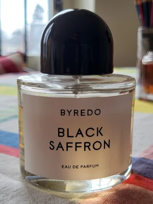 Byredo Black Saffron Eau de Parfum - used - Byredo Black Saffron Eau de Parfum in a 100 ml bottle - used, not full - see pictures. Very good condition, from a clean and tidy home :) for reference, original full bottle costs 2560 kr.
