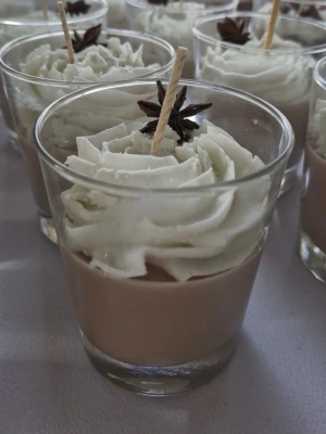 Doftljus - chai latte ☕️ - Unika handgjorda doftljus i glas som ser ut som chai latte och iced coffee latte. Ljusen har detaljer som vispad grädde, kaffebönor och stjärnanis på toppen. Perfekt dekoration för dig som älskar kaffe och snygga inredningsdetaljer.